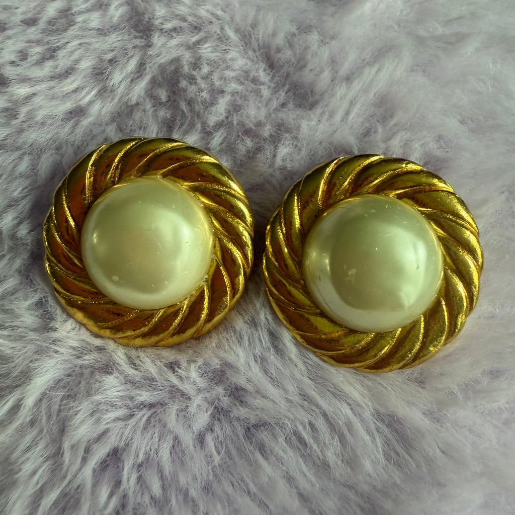 Chanel Vintage Pearl Clip one