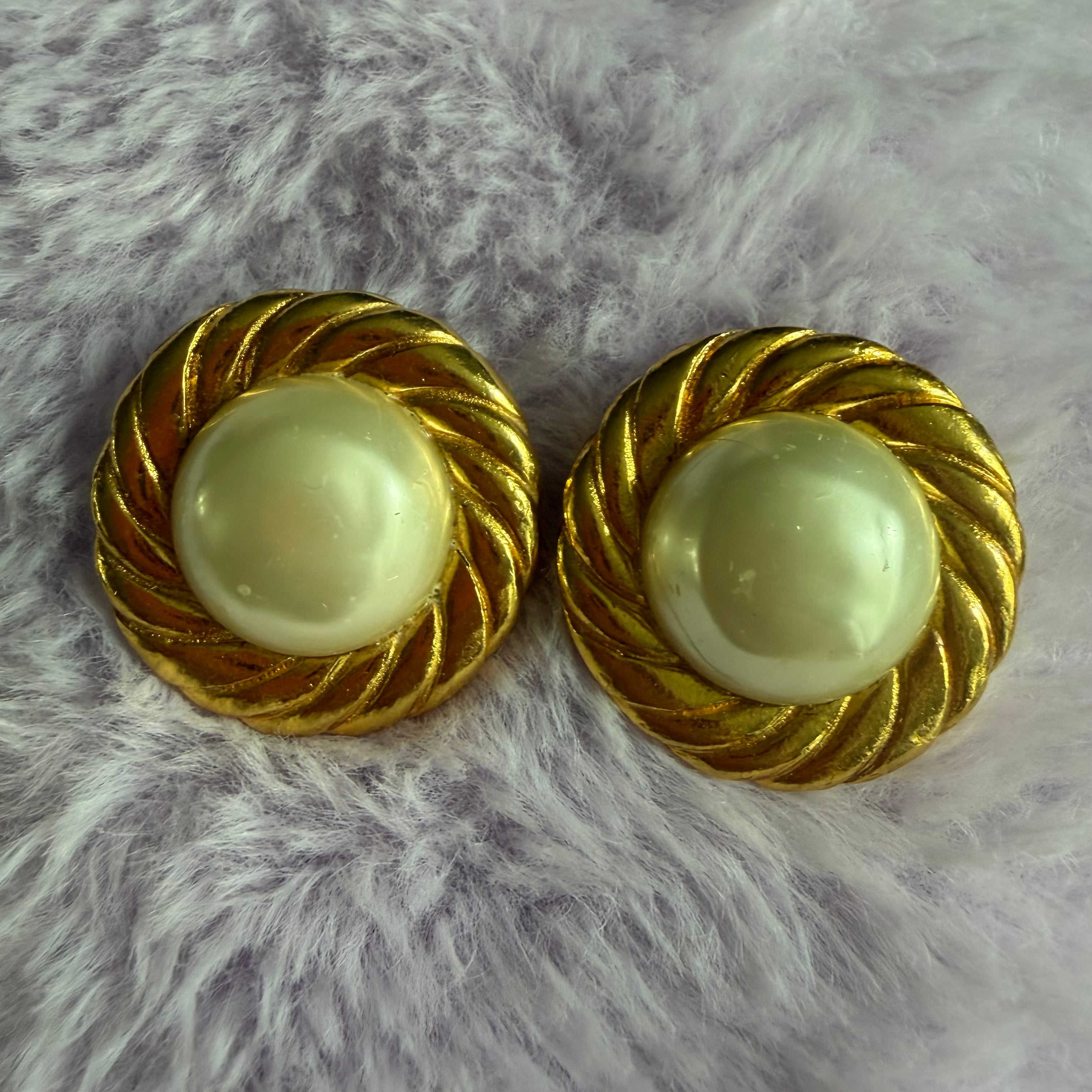 Chanel Vintage Pearl Clip one