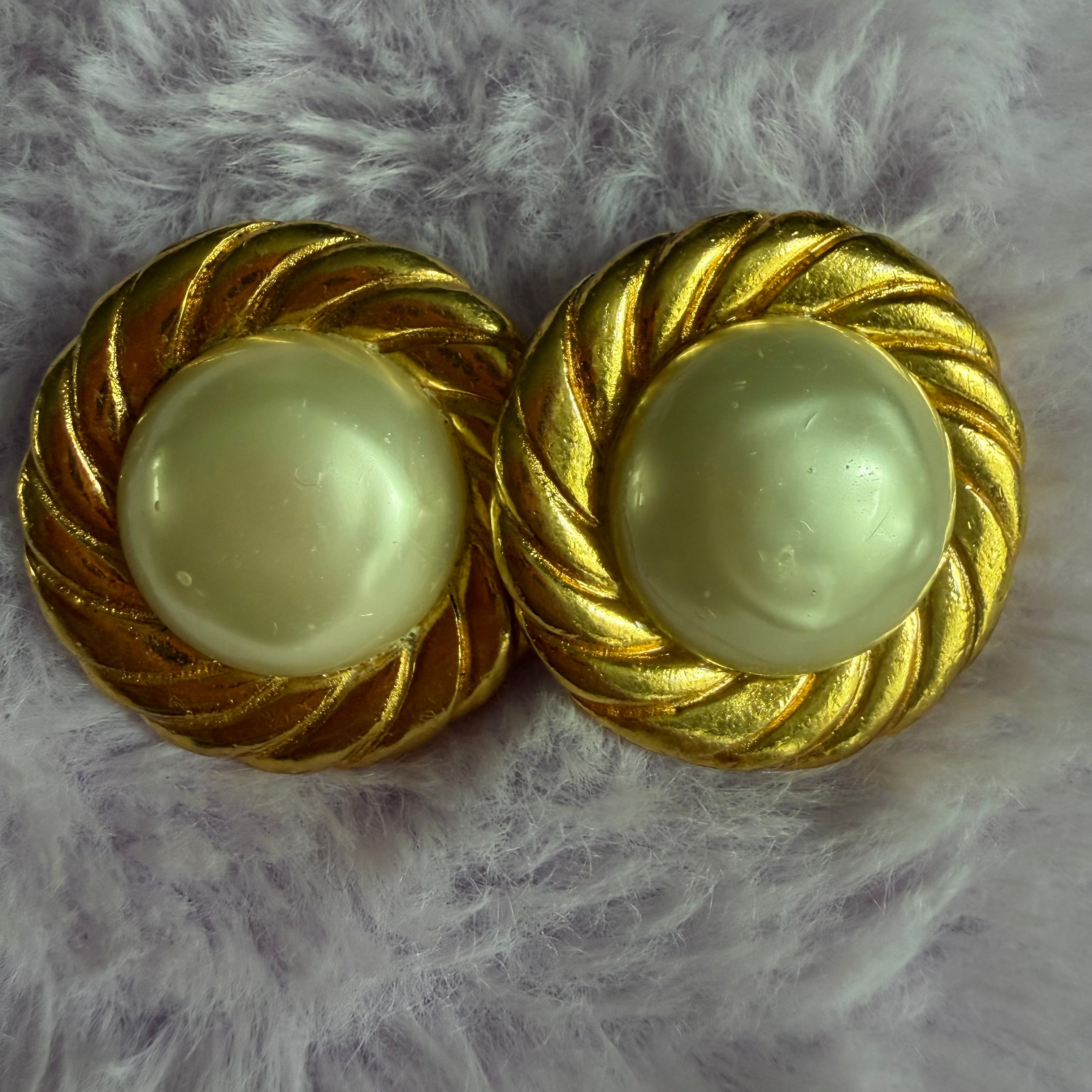 Chanel Vintage Pearl Clip one