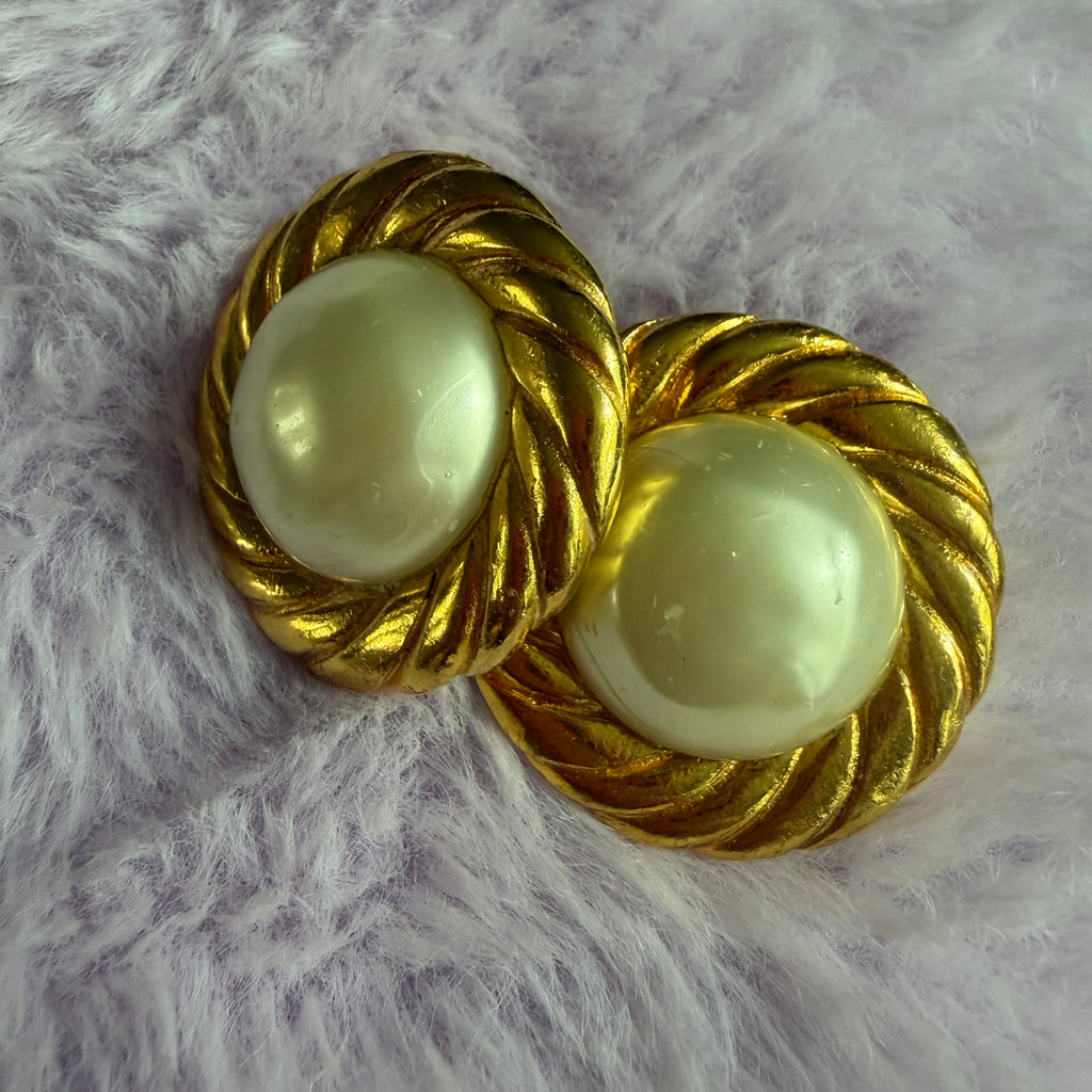 Chanel Vintage Pearl Clip one